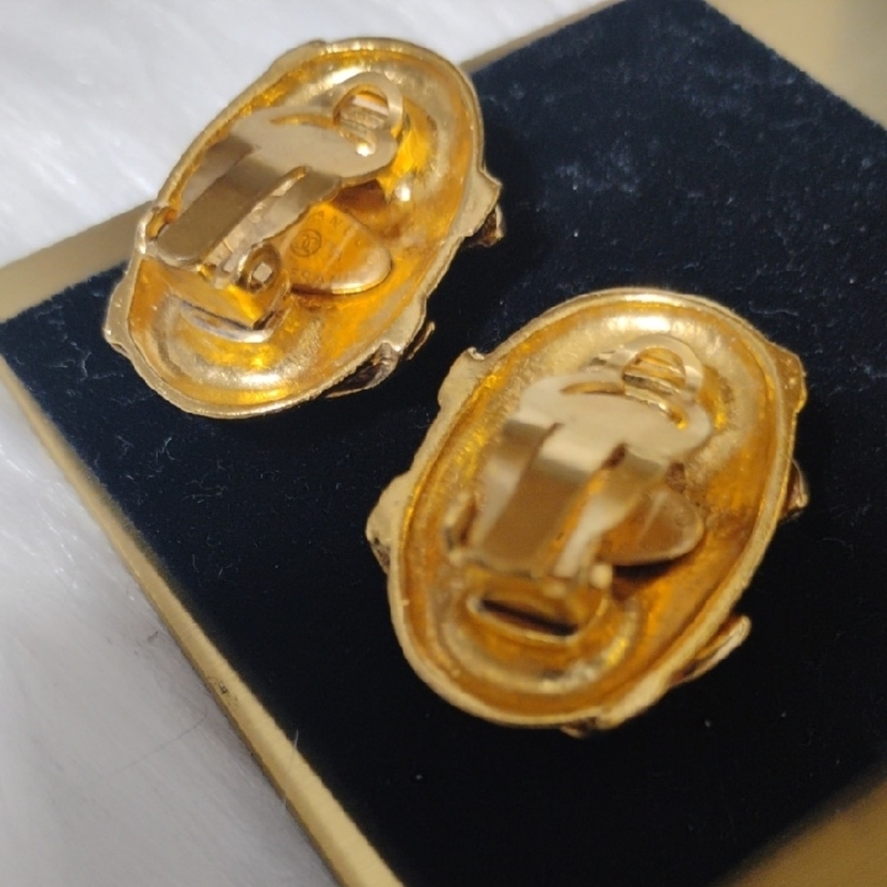 SALE! Authentic Chanel 1994 CC Coco Mark Oval Gold Plated Clip-On Earrings W Box - Picture 7 of 16
